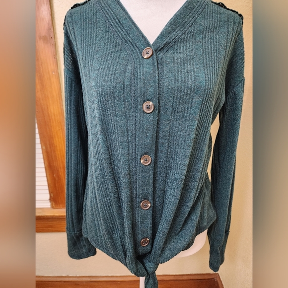 Like New! Maurices Long Sleeve Button Down Tie Front Green Top~ XS~ - Picture 3 of 11